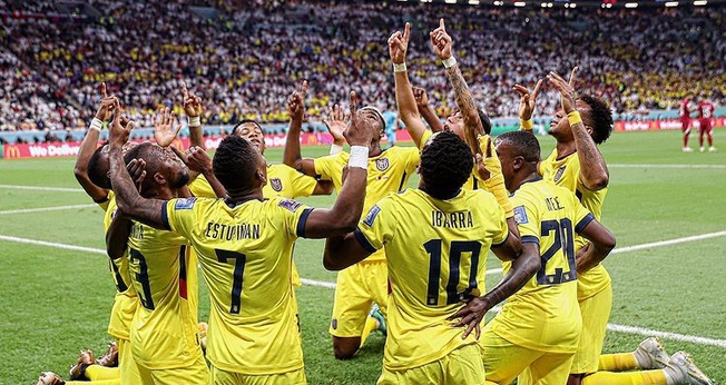 Jogadores equatorianos ajoelhados no estádio Al Bayt. (Foto: Federación Ecuatoriana de Fútbol/Instagram)