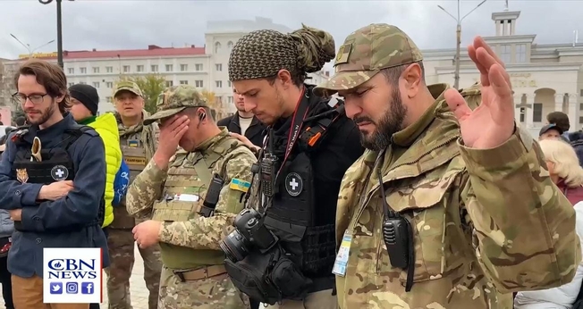Sobreviventes ucranianos oram e agradecem a Deus pela desocupação russa na cidade de Kherson. (Foto: Captura de tela/Vídeo CBN News)