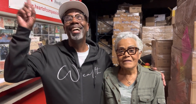 Juanita e Carl sofriam de dores crônicas nos joelhos e nas costas. (Foto: Reprodução/YouTube/Paul Rapley Ministries).