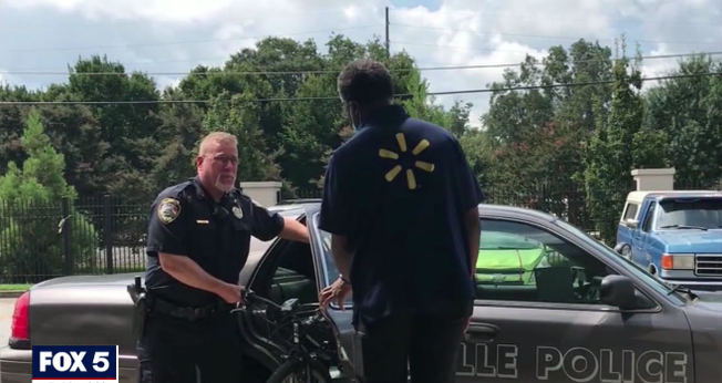 Policial Dennis Rowe deu sua bicicleta a Craig Magby. (Foto: Reprodução/Fox5)