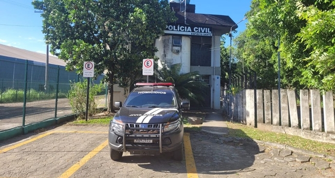 Segundo policiais, carro da família foi alvejado por criminosos. (Foto: Polícia Civil do Espírito Santo)