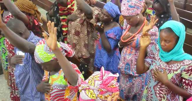 Pais e mães ainda oram pelas suas filhas desaparecidas. (Foto: Portas Abertas)