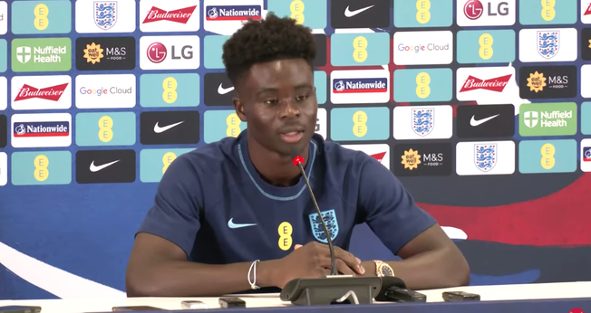 Bukayo Saka falando à imprensa no Catar. (Foto: Captura de Tela/YouTube/The Independent)