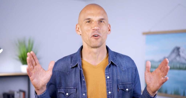Jesse conheceu o Evangelho através de um professor não cristão na universidade. (Foto: Reprodução/YouTube/Jesse Bradley).