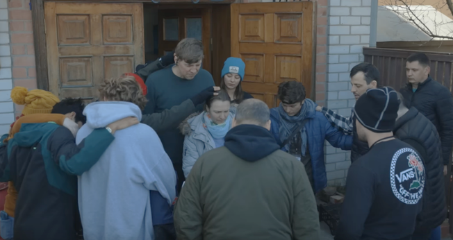 Missionários oram com ucranianos em meio ao sofrimento pela guerra. (Captura de tela/YouTube/ A Jesus Mission)