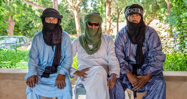 Um ex-muçulmano e dois familiares pregam para a tribo tuaregue, da qual fazem parte. (Foto: Reprodução/VOM)