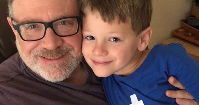 Jeffrey Younger e seu filho James Younger. (Foto: Reprodução/Facebook Save James)