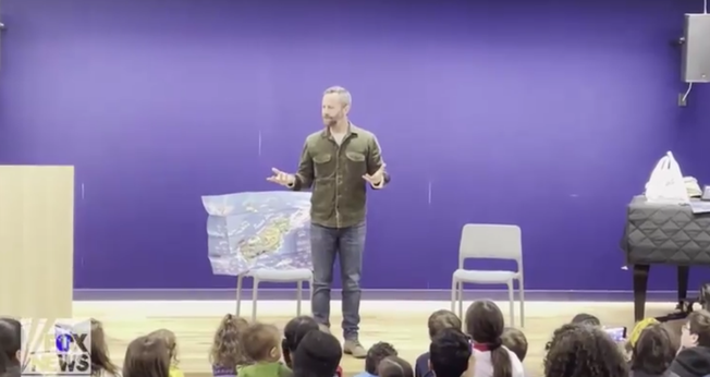 Kirk Cameron compartilha o tempo da história na Biblioteca Pública de Scarsdale em Nova York. (Captura de tela/Fox News Digital)