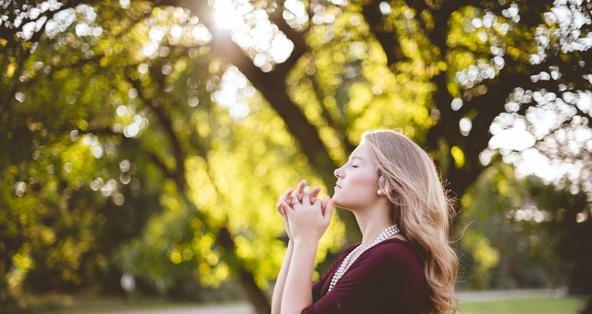 Mulheres passam mais tempo com Deus, segundo pesquisa nos EUA. (Foto ilustrativa: Ben Branco/Unsplash)