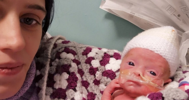 Hannah Cole e seu bebê Oakely. (Foto: Reprodução/SWNS)