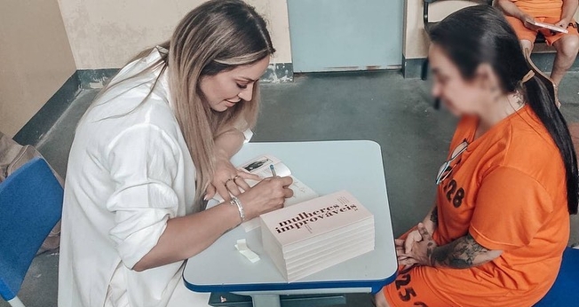Viviane Martinello disse que foi guiada por Deus para fazer o lançamento na penitenciária. (Foto: Instagram/Viviane Martinello).