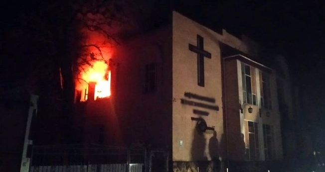 Uma igreja evangélica em Kherson foi atingida durante bombardeio russo. (Foto: Facebook/Поліція Херсонської області).