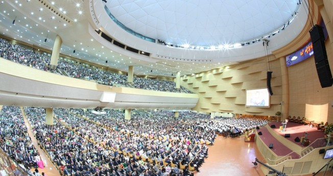 Um culto de domingo na Sungrak Seoul Church, na Coreia do Sul. (Foto: Sung Hyun Kim/Sungrak Seoul Church).