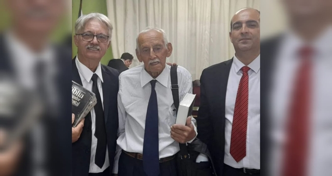 Luis Silveira Siqueira (ao centro) foi consagrado ao ministério, na Igreja Assembleia de Deus. (Foto: Instagram/Ciepadergs).