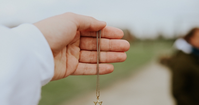 Sobreviventes do Holocausto são considerados ‘heróis’. (Foto ilustrativa: Benny Rotlevy/Unsplash)
