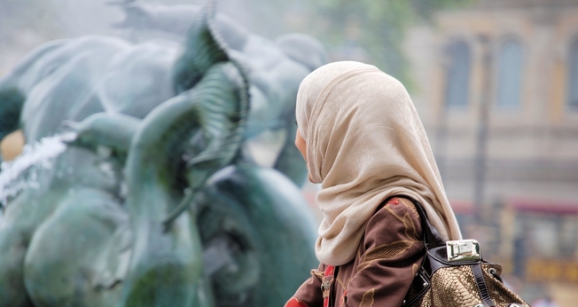 Jovem muçulmana em passeio turístico. (Foto: Ilustrativa/PxHere/Creative Commons CC0)