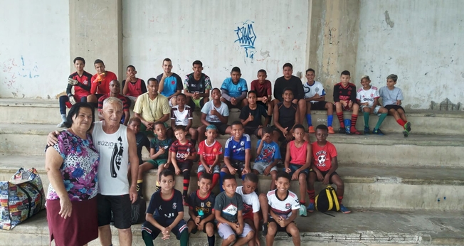 Pastor Zezinho e sua esposa Rosa com algumas crianças do projeto. (Foto: Aline Gonçalves/Guiame)