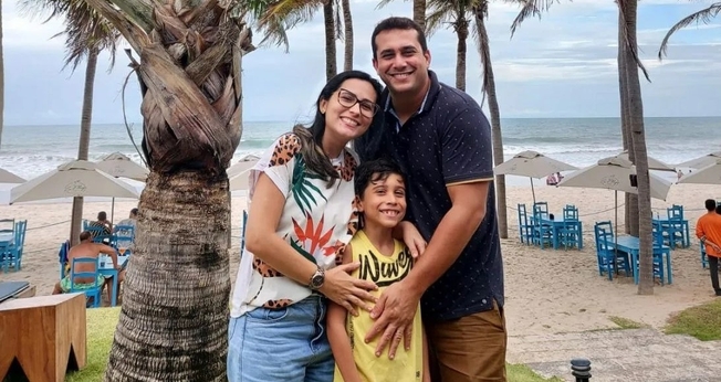 Karine Passos e seu marido Francisco com o filho Joaquim Victor. (Foto: Arquivo pessoal)