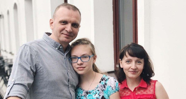 Pastor Vitaly Chichmarev e sua família. (Foto: Reprodução/Facebook/Christian Vision for Belarus)