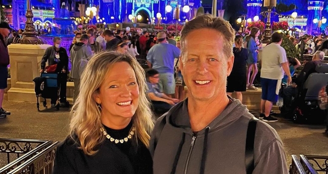 Após relutar, Karen Kingsbury teve um encontro com Deus e se casou com Don. (Foto: Instagram/Karen Kingsbury).