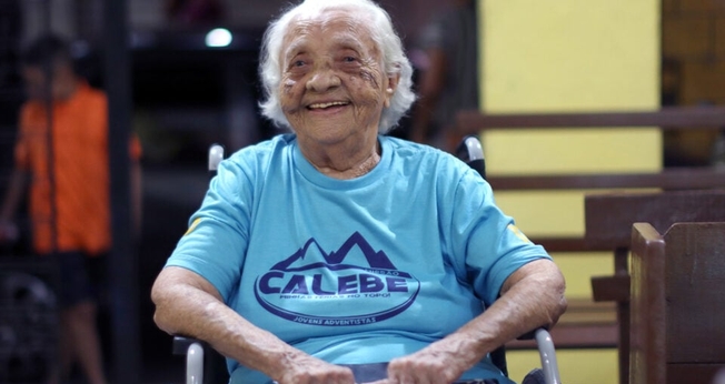 Nilza Rodrigues intercedeu pela missão Calebe no Ceará. (Foto: Joseph Redfield/Notícias Adventistas).