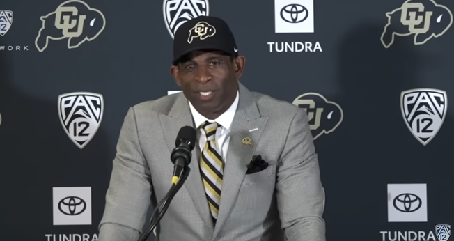 Deion Sanders durante uma coletiva de imprensa, agradecendo a Deus por se tornar técnico da Universidade do Colorado. (Captura de tela/YouTube/ Pac-12 Networks)