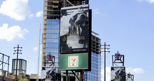 Painel com propagada da campanha “He Gets Us”. (Foto: Facebook/ He Gets Us)