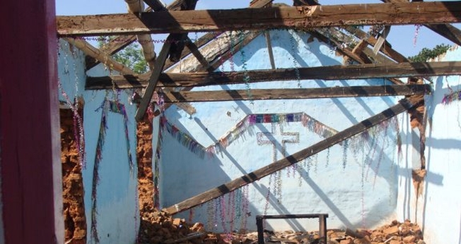 Restos de propriedade de uma igreja incendiados durante a violência comunitária em Orissa em agosto de 2008. (Foto ilustrativa: Wikipedia/Creative Commons)