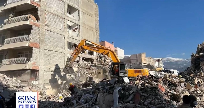 Mais de 200 horas após o terremoto, algumas vítimas ainda são resgatadas com vida. (Foto: Captura de tela/Vídeo CBN News)