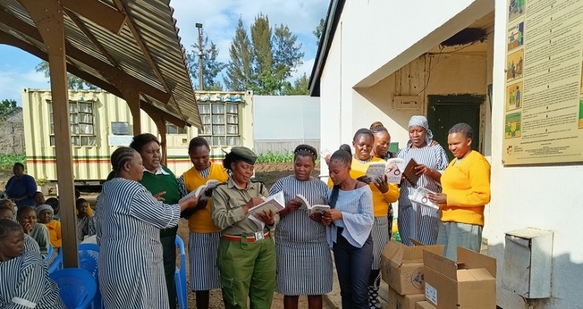 Distribuição de Bíblias na prisão africana. (Foto: Reprodução/MNN)