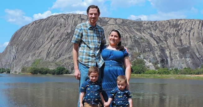 O piloto Ryan Koher, sua esposa Annabel e os dois filhos do casal. (Foto: Família Koher)