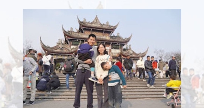 Pastor Dai Zhichao e sua família. (Foto: Reprodução/China Aid)