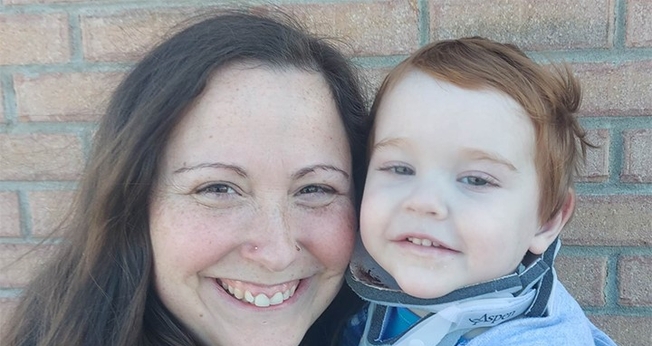 Waylon Saunders com sua mãe Gillian Burnett. (Foto: Arquivo de família)