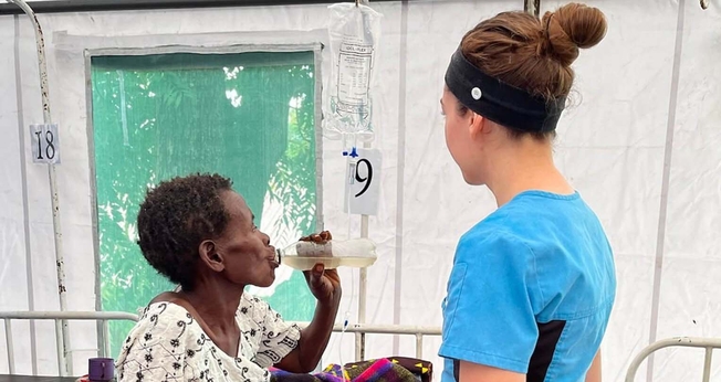Os enfermeiros cuidam das necessidades físicas e espirituais dos pacientes. (Foto: Reprodução/Samaritan's Purse)