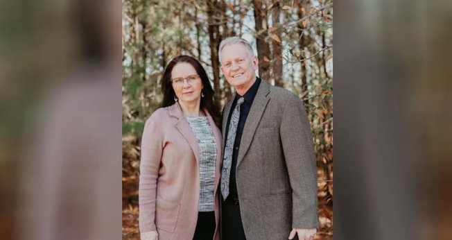 Pastor Rick Buchholz e sua esposa, Kathy. (Foto: Reprodução/God Reports)
