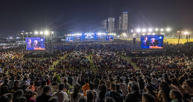 Multidão participa de culto evangelístico na cidade de Ho Chi Minh. (Foto: Reprodução/ Associação Evangelística Billy Graham)
