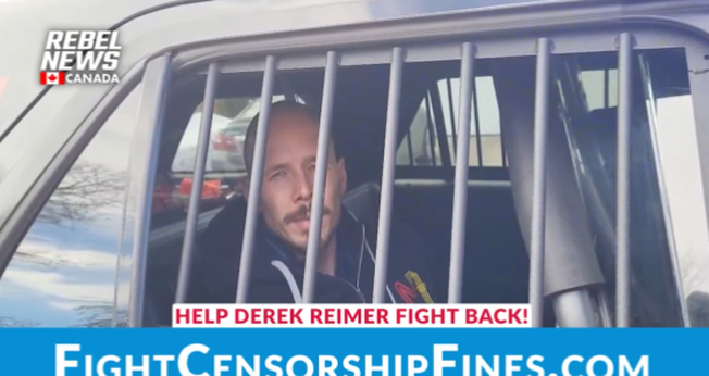Derek Reimer foi acusado de perturbação por protestar em evento drag. (Foto: Reprodução/Twitter/Rebel News).