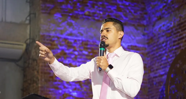 André Anderson, de 23 anos, tem servido em uma pequena igreja em Santos. (Foto: Instagram/André Anderson).