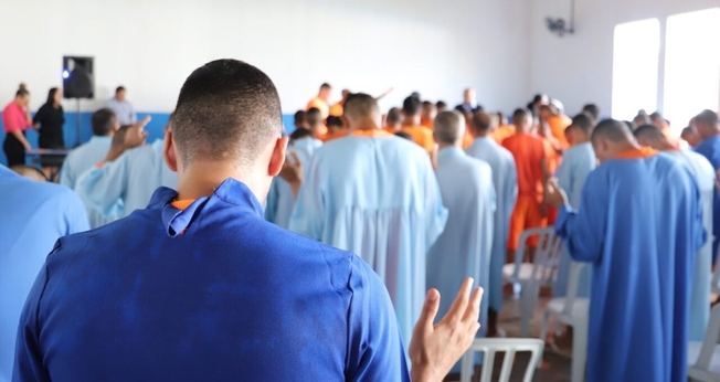 A ação voluntária visa o fortalecimento da prática religiosa dentro das unidades prisionais. (Foto: Reprodução/Sejus/Governo de Rondônia)