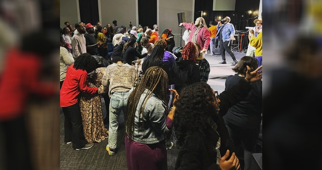 Jovens da igreja United em Atlanta reunidos em adoração. (Foto: Instagram/Unitedchurchatl)
