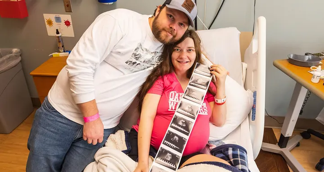 Haylee e Shawn Ladner, dos EUA, tiveram quíntuplos. (Foto: UMMC Office of Communications).
