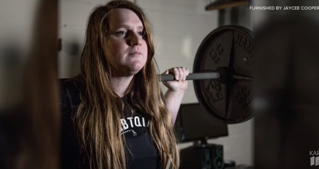JayCee Cooper, uma levantadora de peso transgênero. (Captura de tela/YouTube/KARE 11)