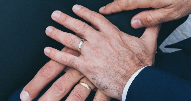 Os bispos alemães poderão dar bênção a relacionamentos homoafetivos a partir de 2026. (Foto: Imagem ilustrativa/Unsplash/Nick Karvounis).