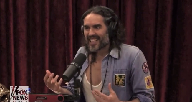 Russell Brand testemunhou que Deus o ajudou em sua libertação do vício. (Foto: Reprodução/Fox News).