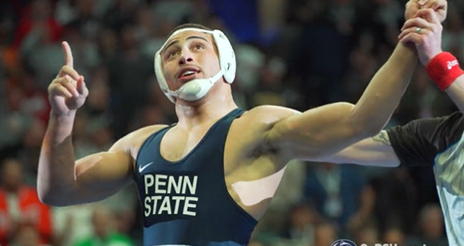 Aaron Brooks creditou a Deus a terceira vitória no campeonato de luta livre da NCAA. (Foto: Reprodução/Twitter/Penn State WRESTLING).