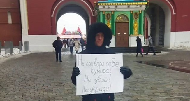 Rostislav Charushin, em Moscou, com cartaz “Não matarás". (Foto: Nikolay Novikov/OVD-Info CC BY 3.0)