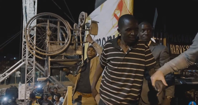 Homem curado andando sem cadeira de rodas. (Foto: Reprodução/Daniel Kolenda/YouTube)