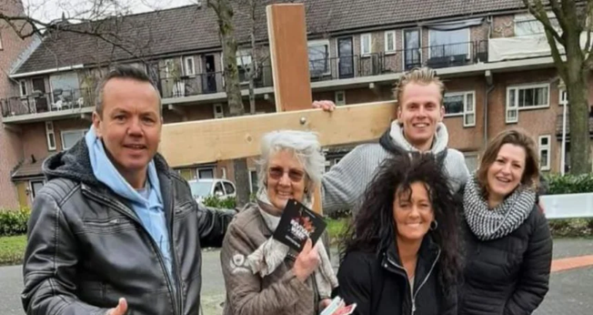 Wendy (segunda à direita) evangeliza todas as semanas na Holanda. (Foto: Revive).