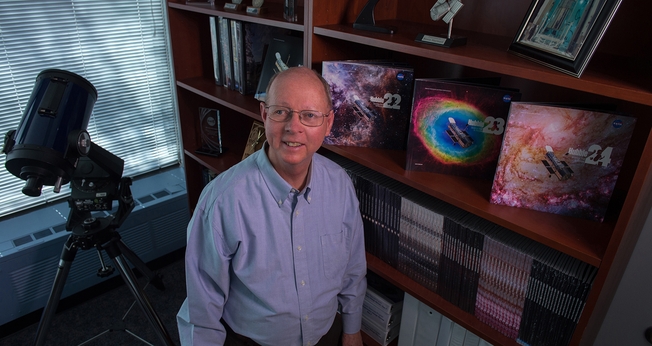Kevin Hartnett em seu escritório. (Foto: Reprodução/Site NASA W. Hrybyk)