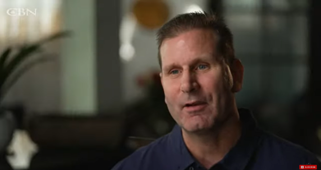 Jeff Tomlinson era viciado em drogas desde os 12 anos. (Foto: Reprodução/YouTube/The 700 Club).